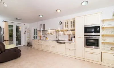 House 230 m², Mirca on Brač - quiet location near the sea - 14