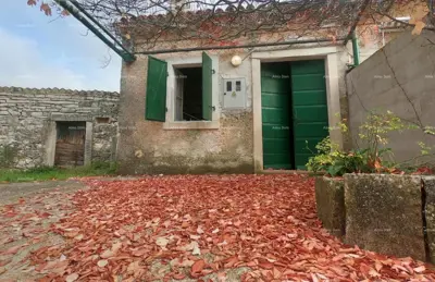 Rakalj, kamena kuća s 1.920 m² građevinskog zemljišta