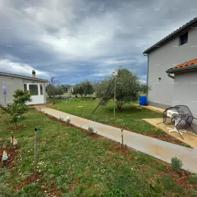 Samostojeća kuća s pomoćnim objektom i prostranom okućnicom u zapadnoj istri - 3