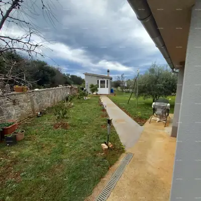 Samostojeća kuća s pomoćnim objektom i prostranom okućnicom u zapadnoj istri - 7
