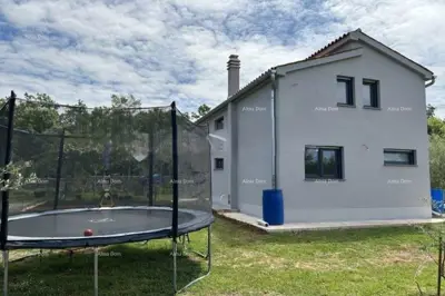 Freistehendes Haus mit Nebengebäude und großzügigem Garten in Westistrien