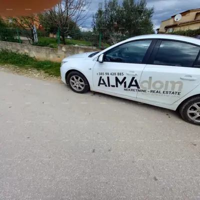 Samostojeća kuća s pomoćnim objektom i prostranom okućnicom u zapadnoj istri - 9