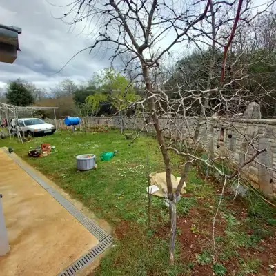 Samostojeća kuća s pomoćnim objektom i prostranom okućnicom u zapadnoj istri - 8