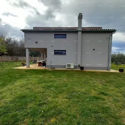Samostojeća kuća s pomoćnim objektom i prostranom okućnicom u zapadnoj istri - 2