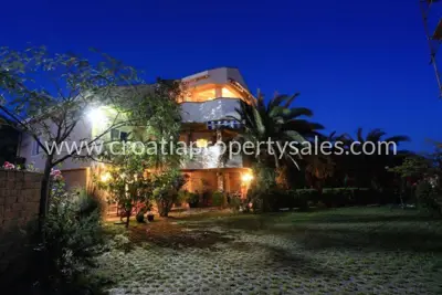 Apartmenthaus 610 m², Zadar - 50 m vom Strand - 12