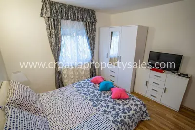 Apartmenthaus 610 m², Zadar - 50 m vom Strand - 10