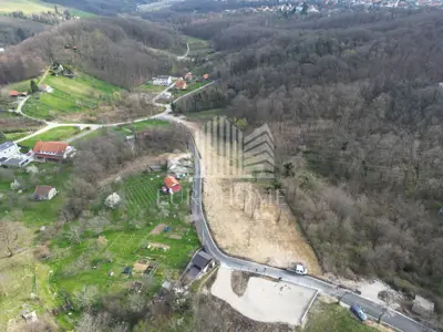 Building land 6,130 m², Remete by the main road