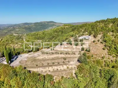 Poljoprivredno zemljište 3.690 m², Buzet - pogled na Butonigu