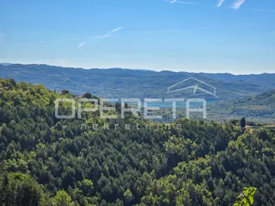 Poljoprivredno zemljište 3.690 m², Buzet - pogled na Butonigu - 2