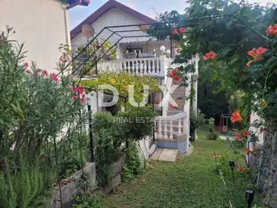 Häuser 238 m², Tribalj - zwei Häuser und ein Nebengebäude