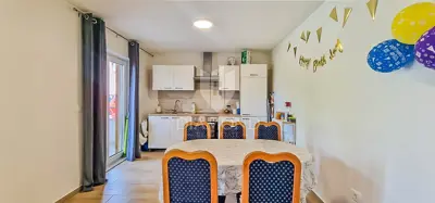 Buje, Kaštel, dva stana sa 200 m² dvorišta blizu granice