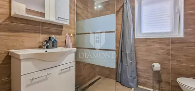 Buje, Kaštel, dva stana sa 200 m² dvorišta blizu granice - 7