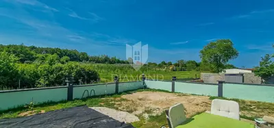Buje, Kaštel, dva stana sa 200 m² dvorišta blizu granice - 11
