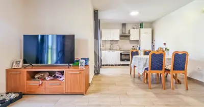 Buje, Kaštel, dva stana sa 200 m² dvorišta blizu granice - 3