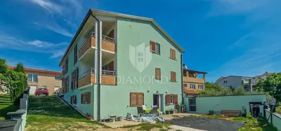 Buje, Kaštel, dva stana sa 200 m² dvorišta blizu granice - 10