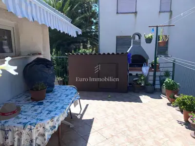 Samostojeća kuća s tri stambene jedinice, 100m od mora! - 18