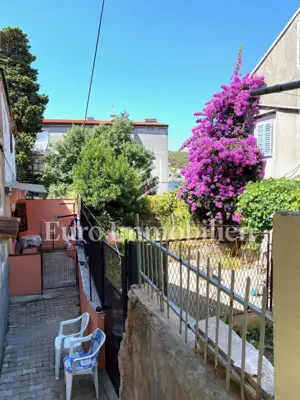Samostojeća kuća s tri stambene jedinice, 100m od mora!