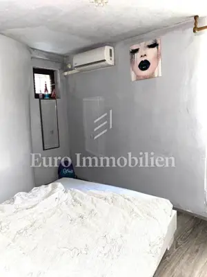 Samostojeća kuća s tri stambene jedinice, 100m od mora! - 15
