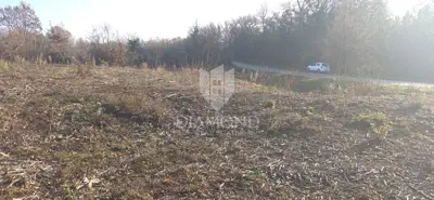 Građevinsko zemljište 1.351 m², Labin - uz cestu i mirno selo