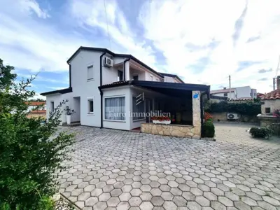 Dvojna kuća u Poreču, bazen 32 m² i vrtna kućica - 2