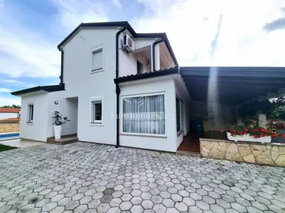 Dvojna kuća u Poreču, bazen 32 m² i vrtna kućica - 3