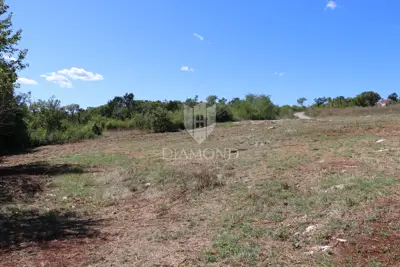 Građevinsko zemljište 1.071 m², Labin - rub grada - 2