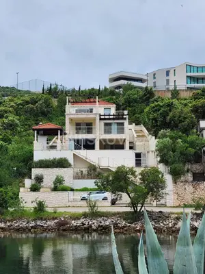 Vila 280 m², Žrnovska Banja, prvi red uz more i bazen