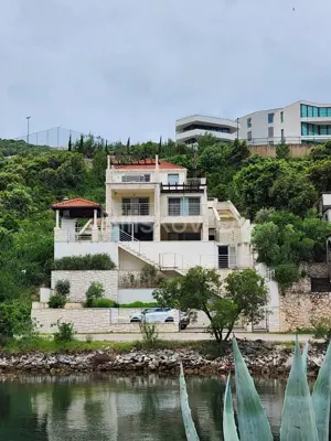 Vila 280 m², Žrnovska Banja, prvi red uz more i bazen