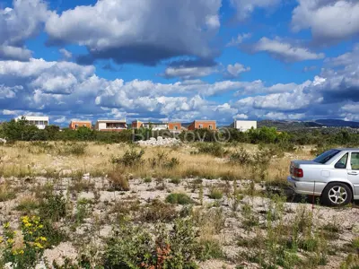 Građevinsko zemljište 3 250 m², Jadrija, ravno i osunčano