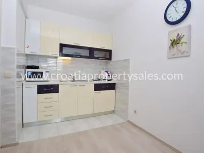 Apartmanska kuća u Šibeniku, prvi red do mora i 5 apartmana - 11
