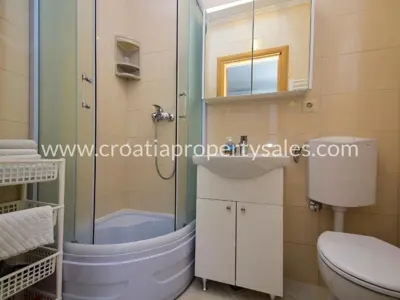 Apartmanska kuća u Šibeniku, prvi red do mora i 5 apartmana - 9