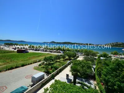 Apartmanska kuća u Šibeniku, prvi red do mora i 5 apartmana