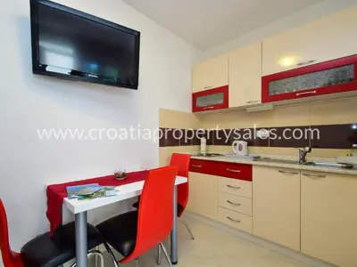 Apartmanska kuća u Šibeniku, prvi red do mora i 5 apartmana - 8