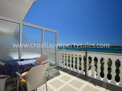 Apartmanska kuća u Šibeniku, prvi red do mora i 5 apartmana - 13