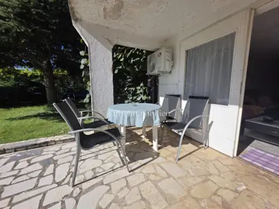 Samostojeća kuća s tri stambene jedinice i pogledom na more – Ližnjan - 5