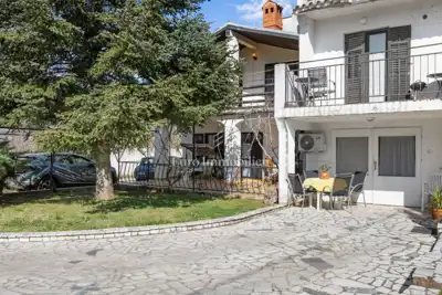 Samostojeća kuća s tri stambene jedinice i pogledom na more – Ližnjan - 2