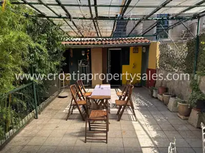 Kuća 137 m², otok Hvar - kamena kuća za renovaciju