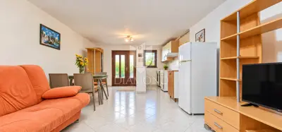 Stan 76 m², Novigrad - terasa 23 m² blizu plaže - 2