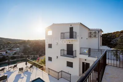 Kuća 640 m², Sevid - pogled na more i bazen