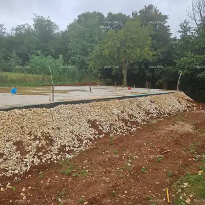 Prodaja - građevinsko zemljište s dozvolom i započetom gradnjom, blizina Barbana!