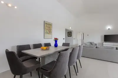 Villa 147 m², Sveti Lovreč - ruhige Lage und Privatsphäre - 12