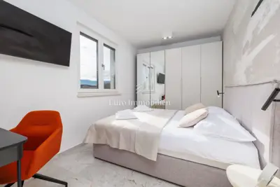 Kuća 109 m², Malinska - bazen i dvije terase - 13
