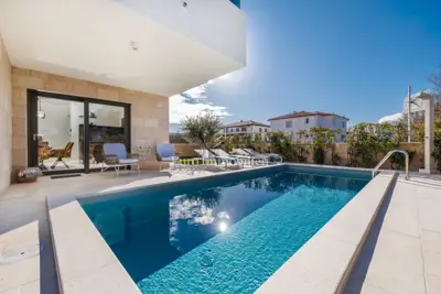 Kuća 109 m², Malinska - bazen i dvije terase - 4