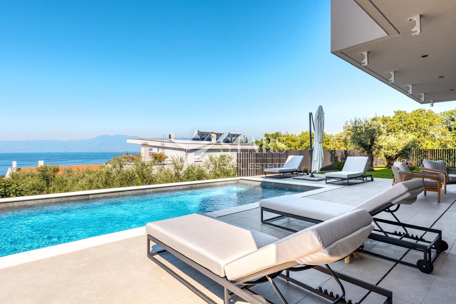 Kostrena - Luxuswohnung im Neubau mit privatem Pool