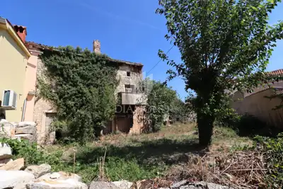 OPPORTUNITY, Stone house with a large courtyard in the center of an Istrian village
