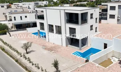 Dvojna kuća, Šibenik - panoramski pogled na more i bazen