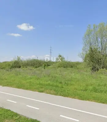 Bauland, Puhovo - eben und in der Gewerbezone