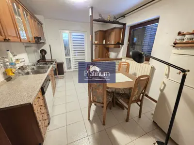Dvojna kuća 130 m², Pazin - dva stana i dvorište - 12