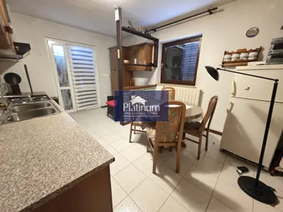 Dvojna kuća 130 m², Pazin - dva stana i dvorište - 7