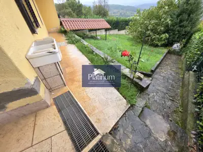 Dvojna kuća 130 m², Pazin - dva stana i dvorište - 2